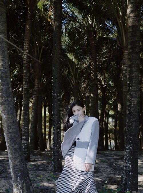 林允帶火“女友風(fēng)”穿搭 溫柔似水顯氣質(zhì)，輕松引領(lǐng)時尚潮流