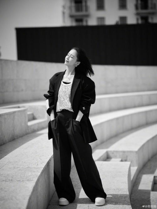 佟麗婭曬夏日都市風(fēng)隨拍 墨鏡短發(fā)颯爽精致